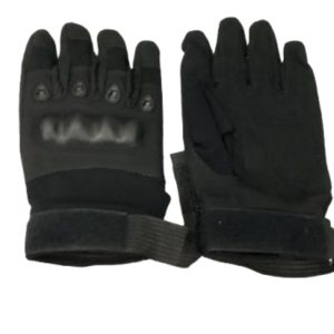 Guantes tácticos negros con refuerzo de goma en los nudillos